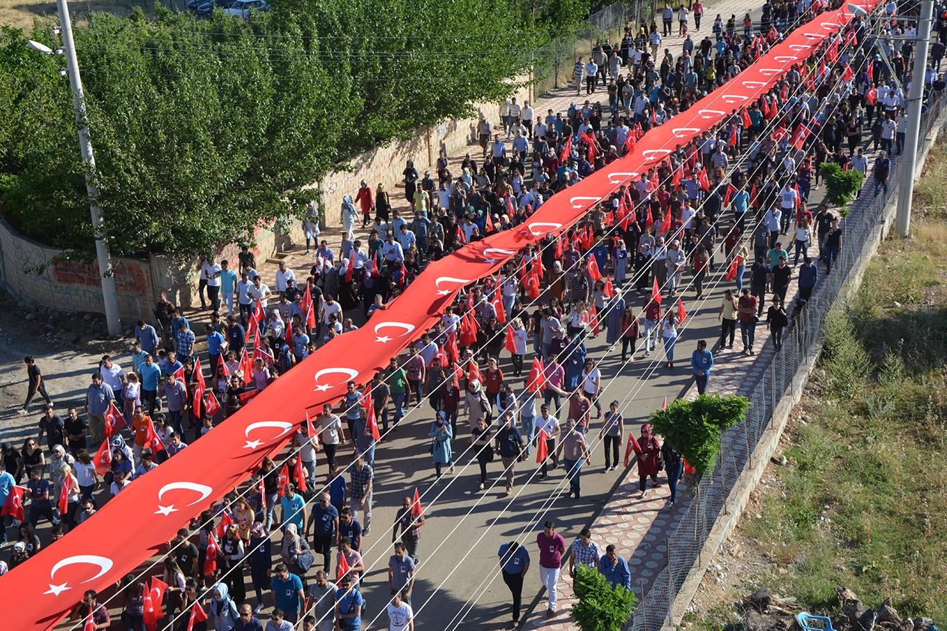 Kozluk'taki saldırıda hayatını kaybeden öğretmen için yürüyüş düzenlendi